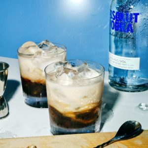 Kaks White Russiani kokteili ja pudel Absolut Vodkat
